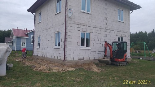 Устройство ливневой канализации и бетонной отмостки  в деревни Красницы.  №2