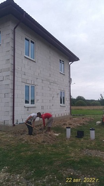 Устройство ливневой канализации и бетонной отмостки  в деревни Красницы.  №4