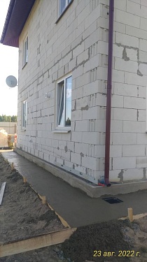 Устройство ливневой канализации и бетонной отмостки  в деревни Красницы